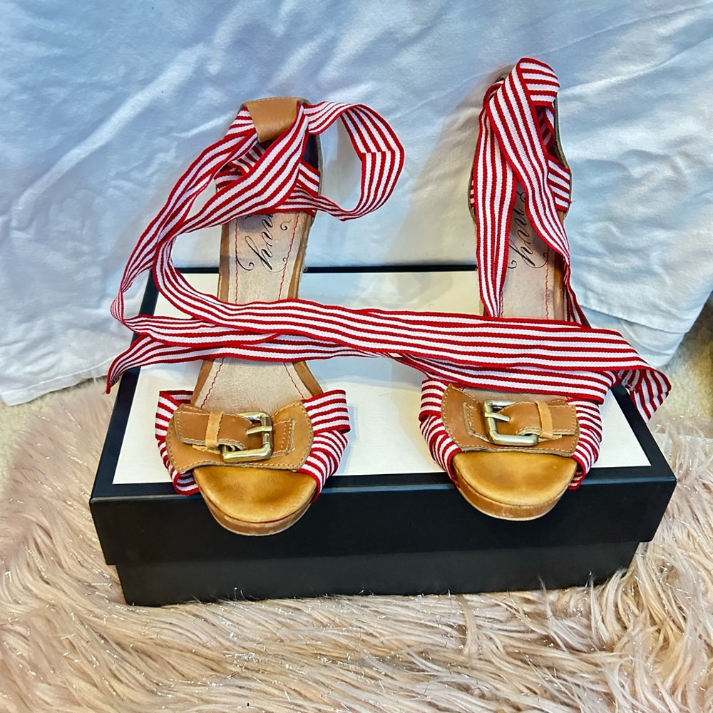 ❤️🤍Stylish Red and Tan Women's Sandals